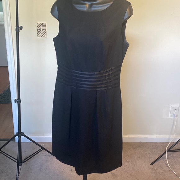 Banana Republic Dresses & Skirts - PRE-OWNED Banana Republic Women’s Black Sheath Dress Sleeveless Dress